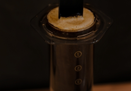Café sumergido en agua en la preparación del Aeropress